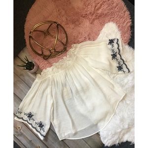 E (hanger) M | Off Shoulder White & Blue Blouse